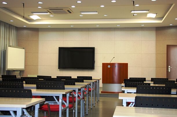 15中學隔音墻建成后，記者親自到現(xiàn)場體驗隔音效果